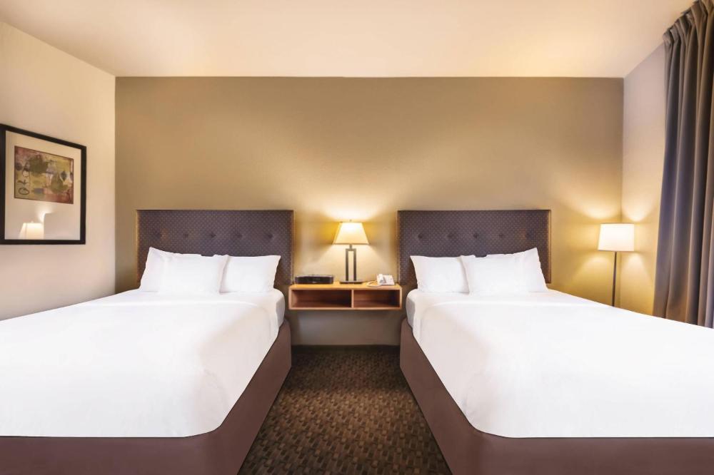 Queen Room with Two Queen Beds - Non-Smoking interior